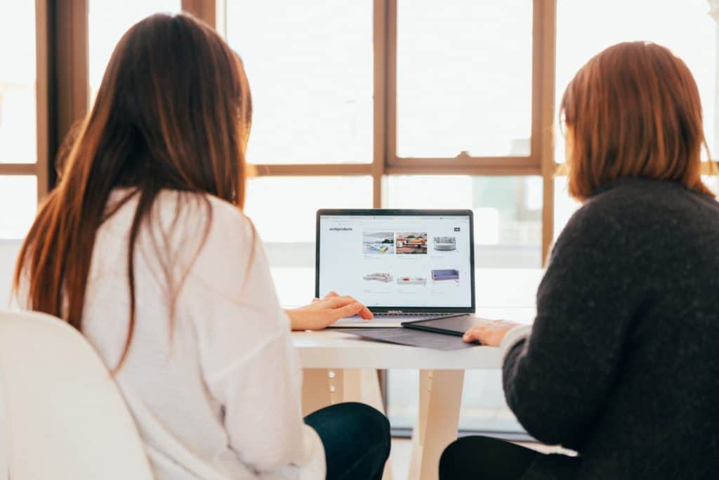 Who do digital marketing agencies help?