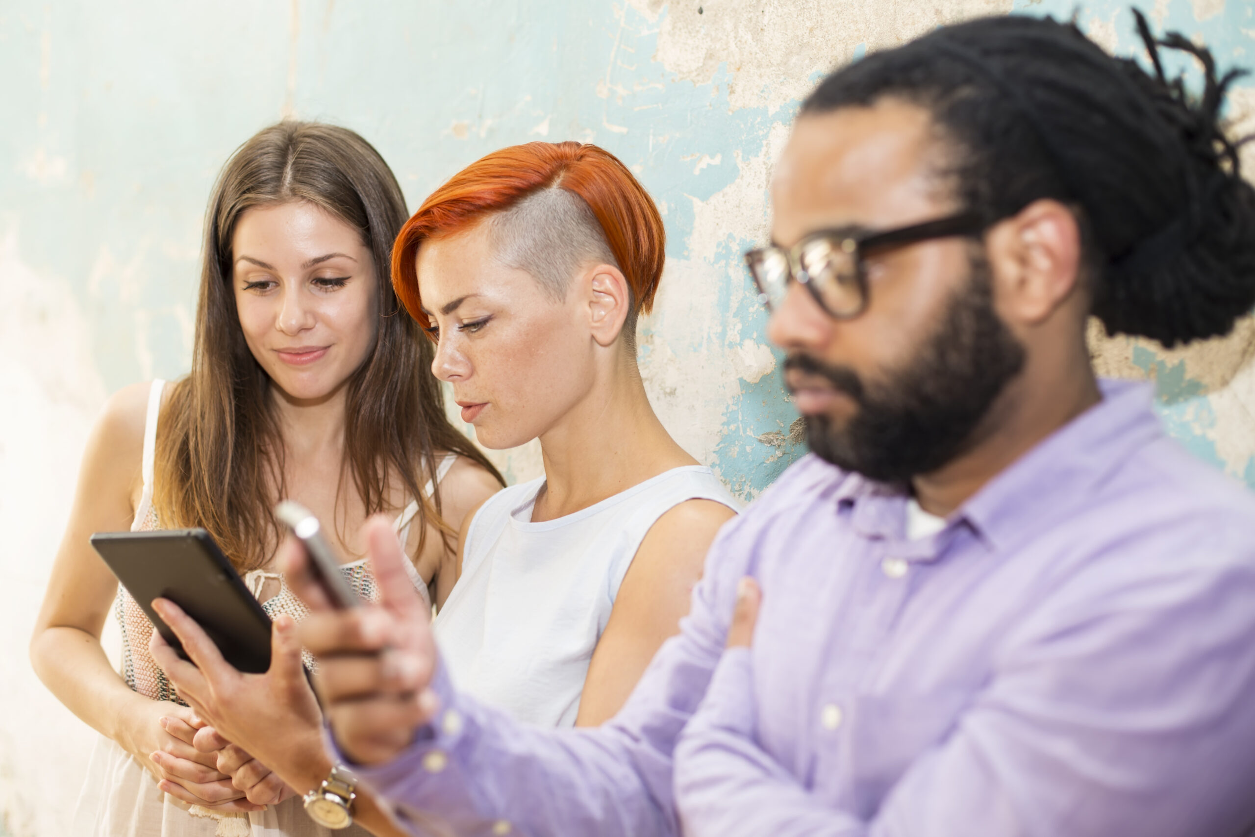improve-small-business-social-media-Group-of-youngsters-on-social-media-scaled.jpg
