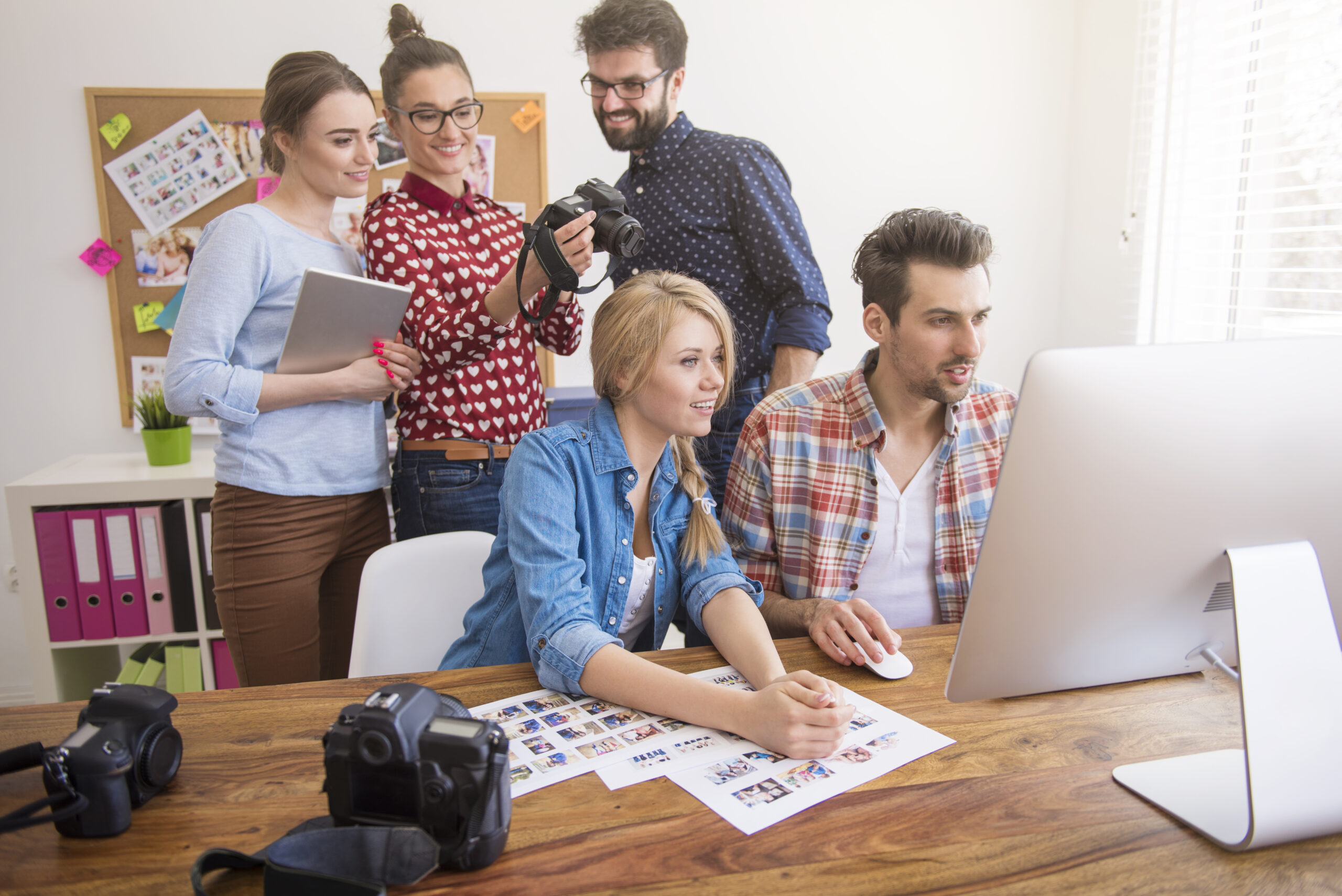 plan-content-calendar-weekly-Team-Working-in-office-scaled.jpg

