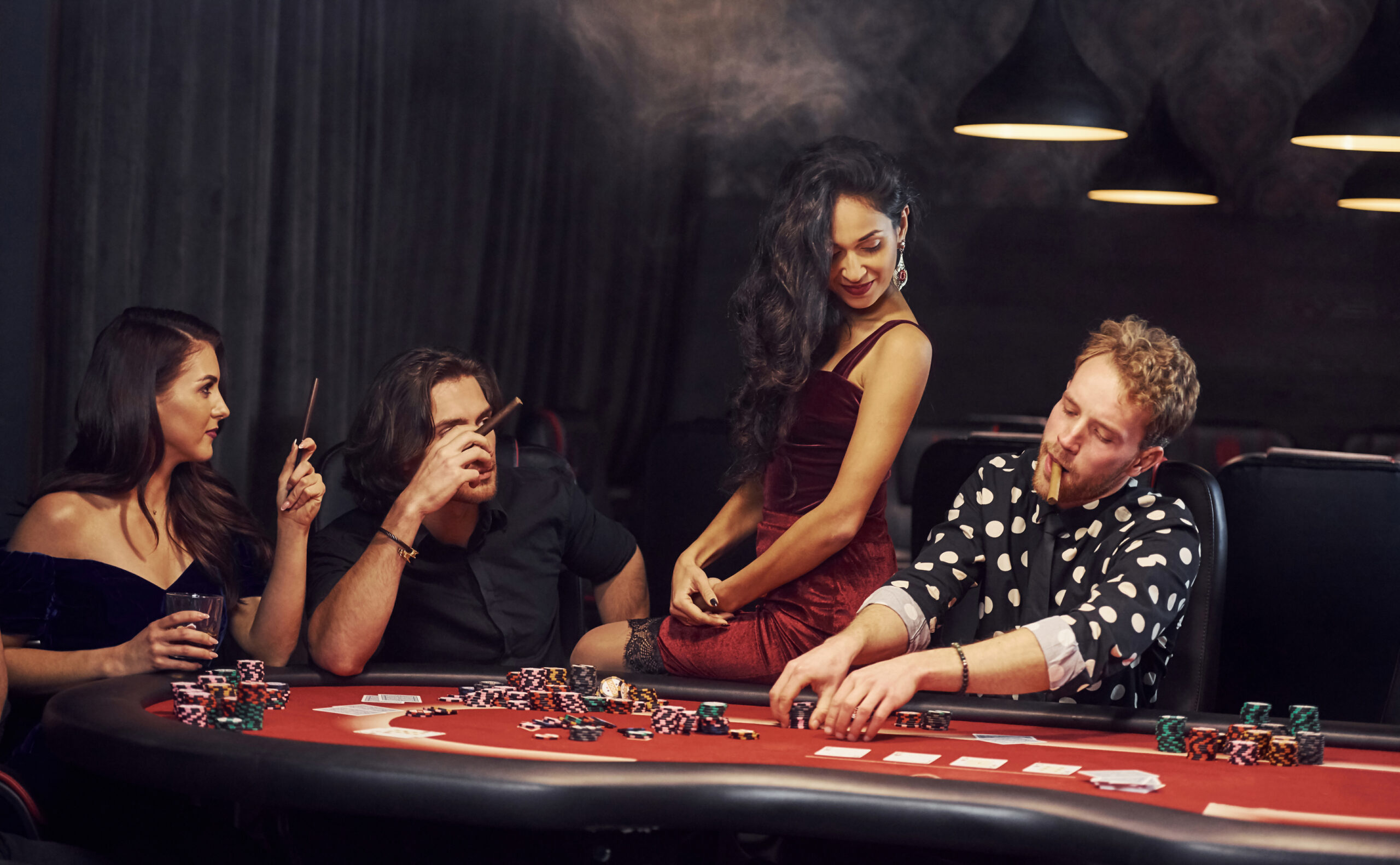 Market Elite VIP Rewards for Gamblers in the UK - Young people playing poker in casino