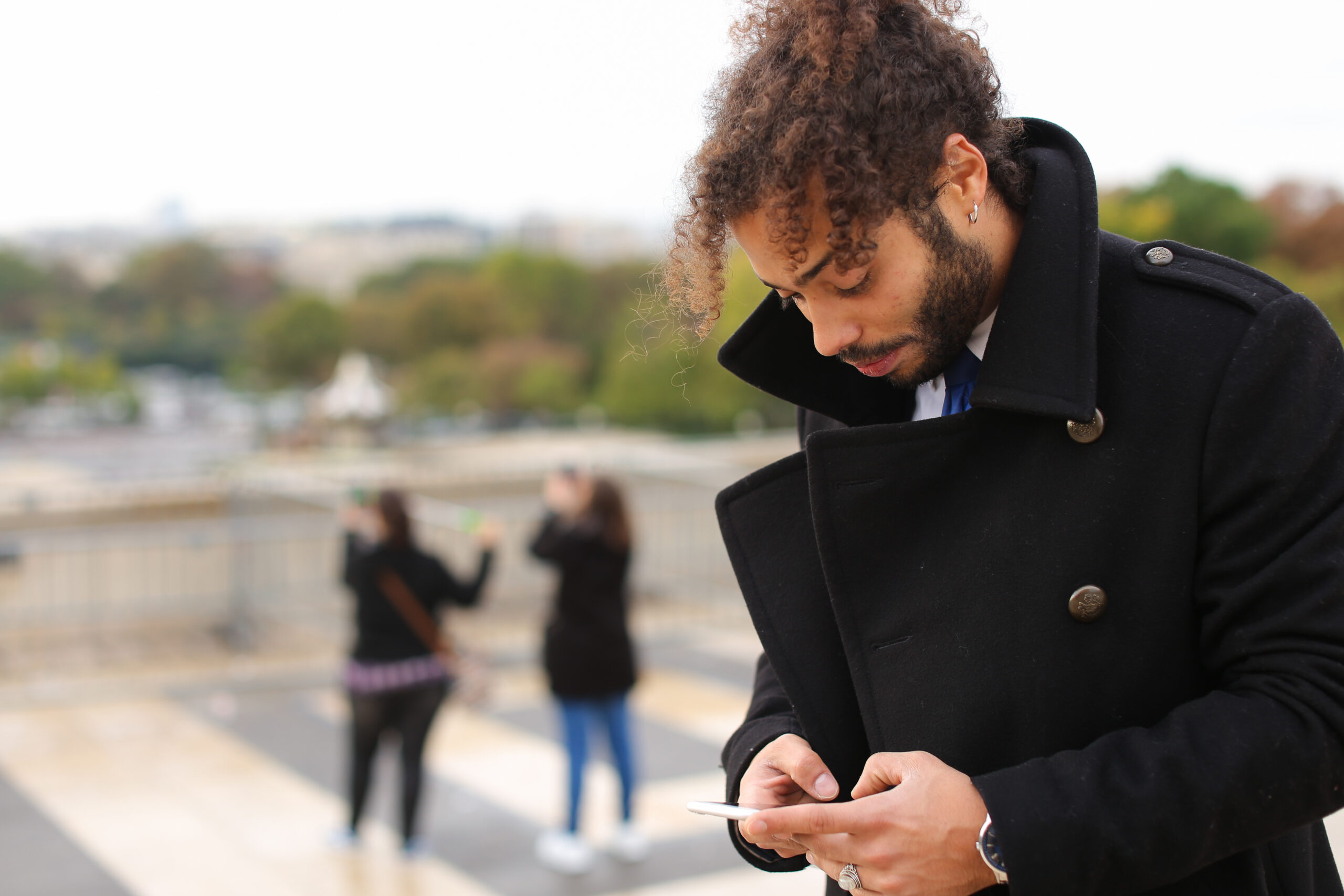 Powerful DM Strategies for Growth to Elevate Your Business Success - Couple sending DMs on their phone