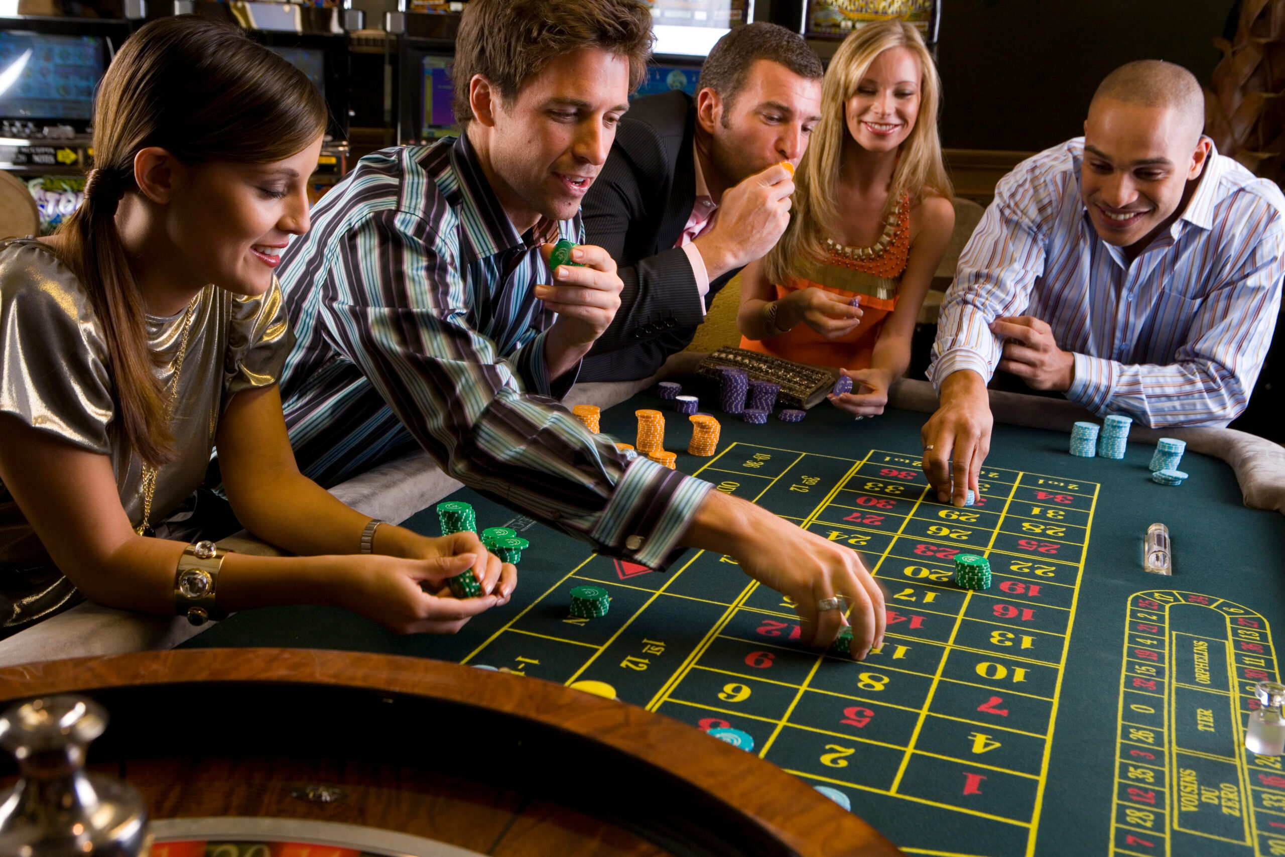 Effective Digital Marketing Strategies for Casinos to Increase Player Engagement - friends playing in casino