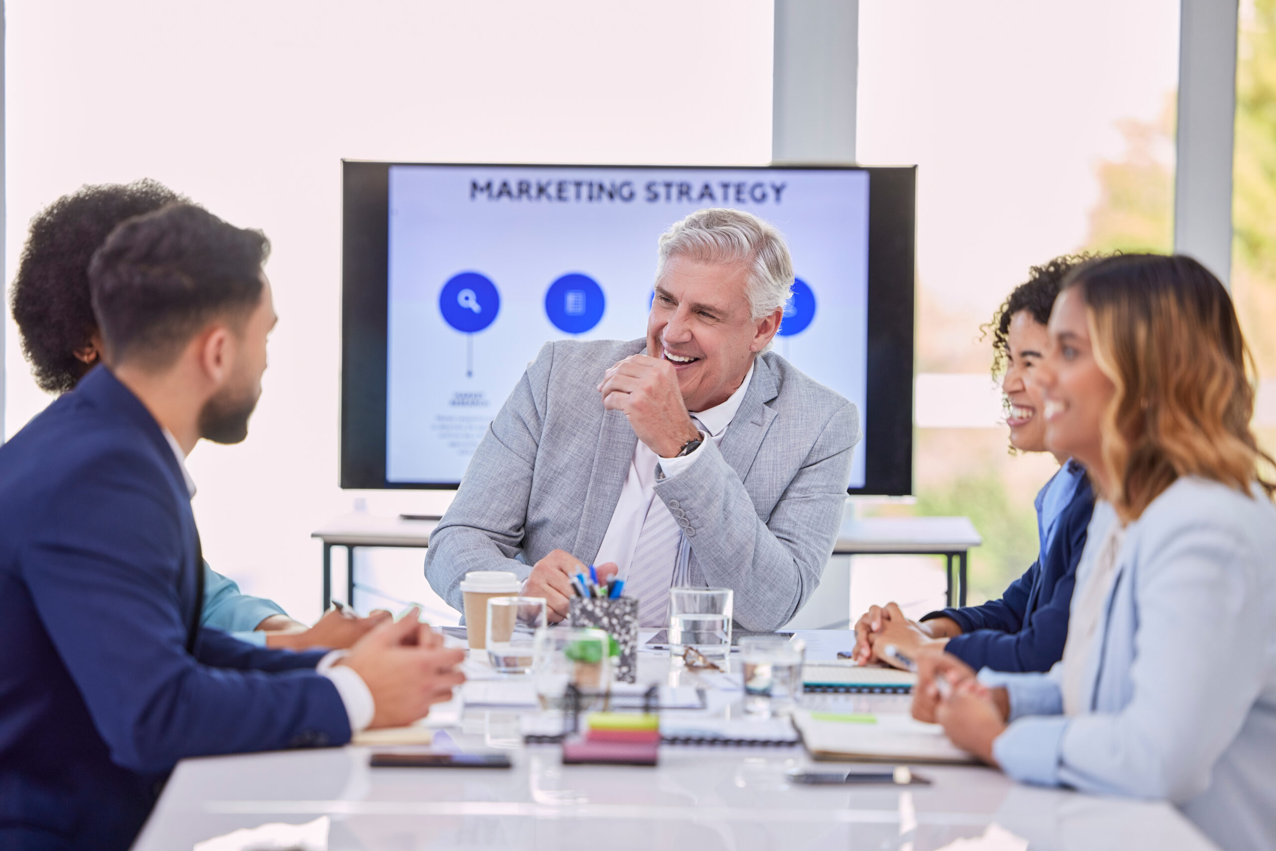 Key Benefits of Outsourcing Marketing to Accelerate Your Business Growth - business people meeting about marketing