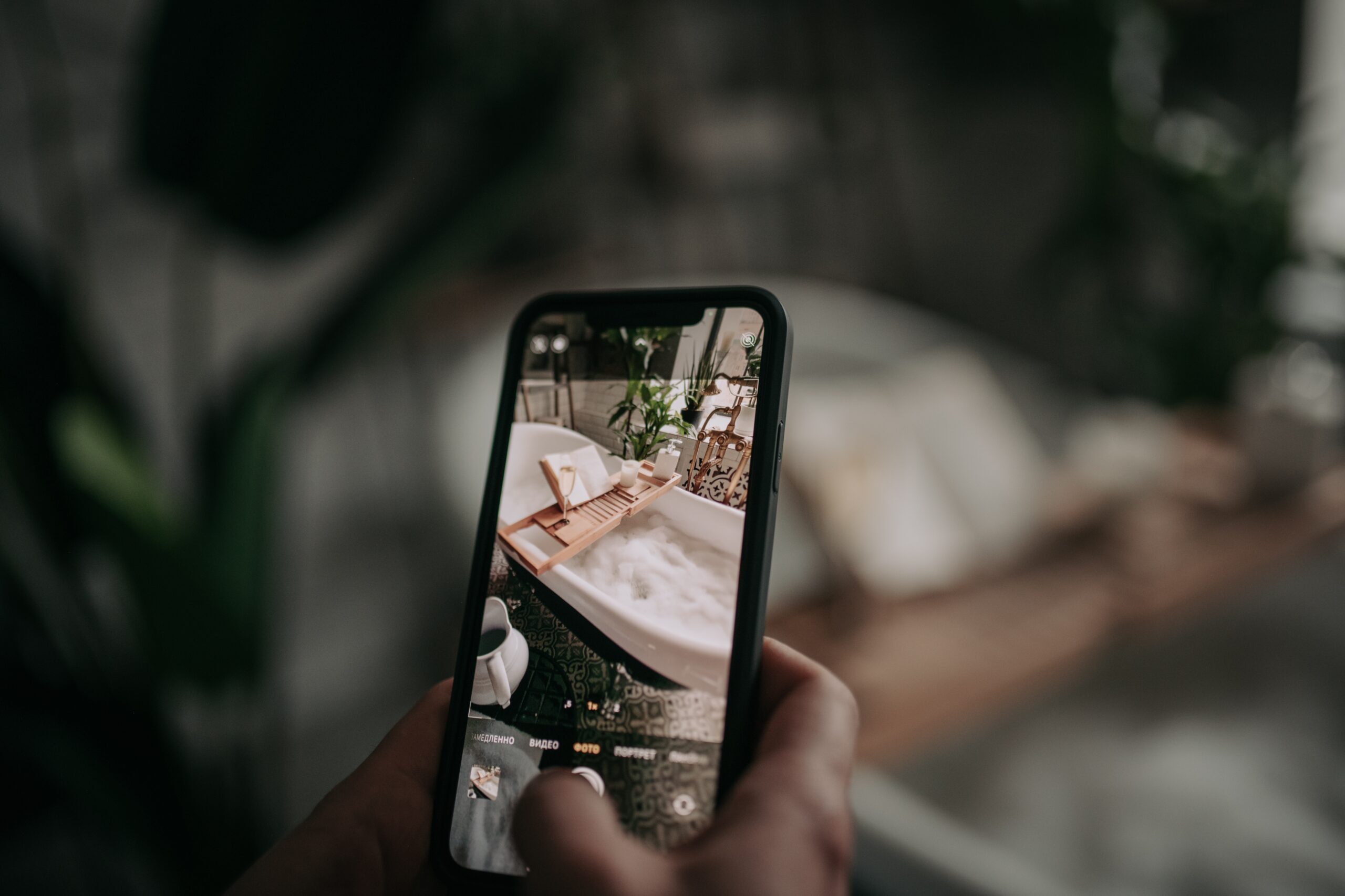 Instagram Reels vs Stories - vlogger filming