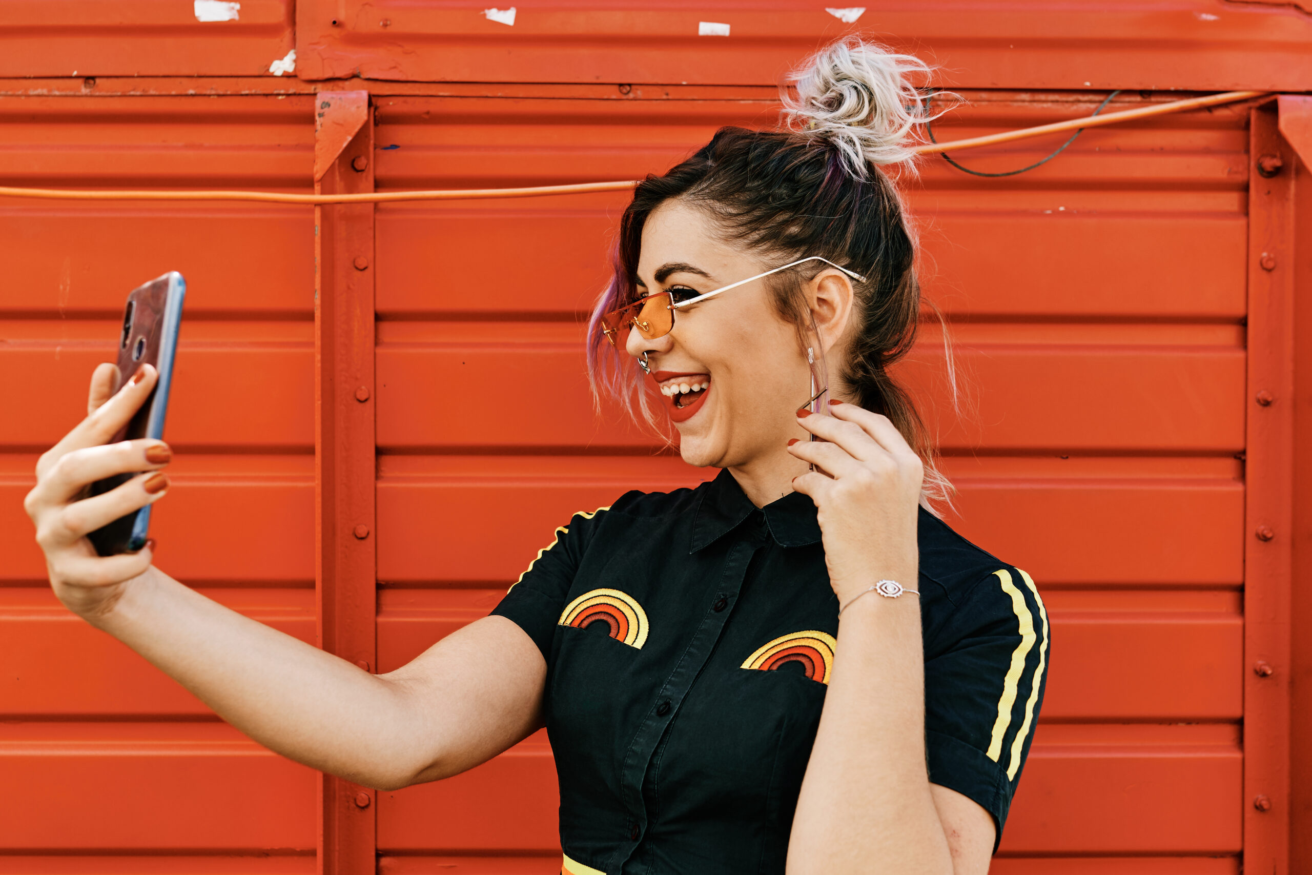 Proven Ways to Increase Engagement During Lives on Social Media Platforms - people taking selfies