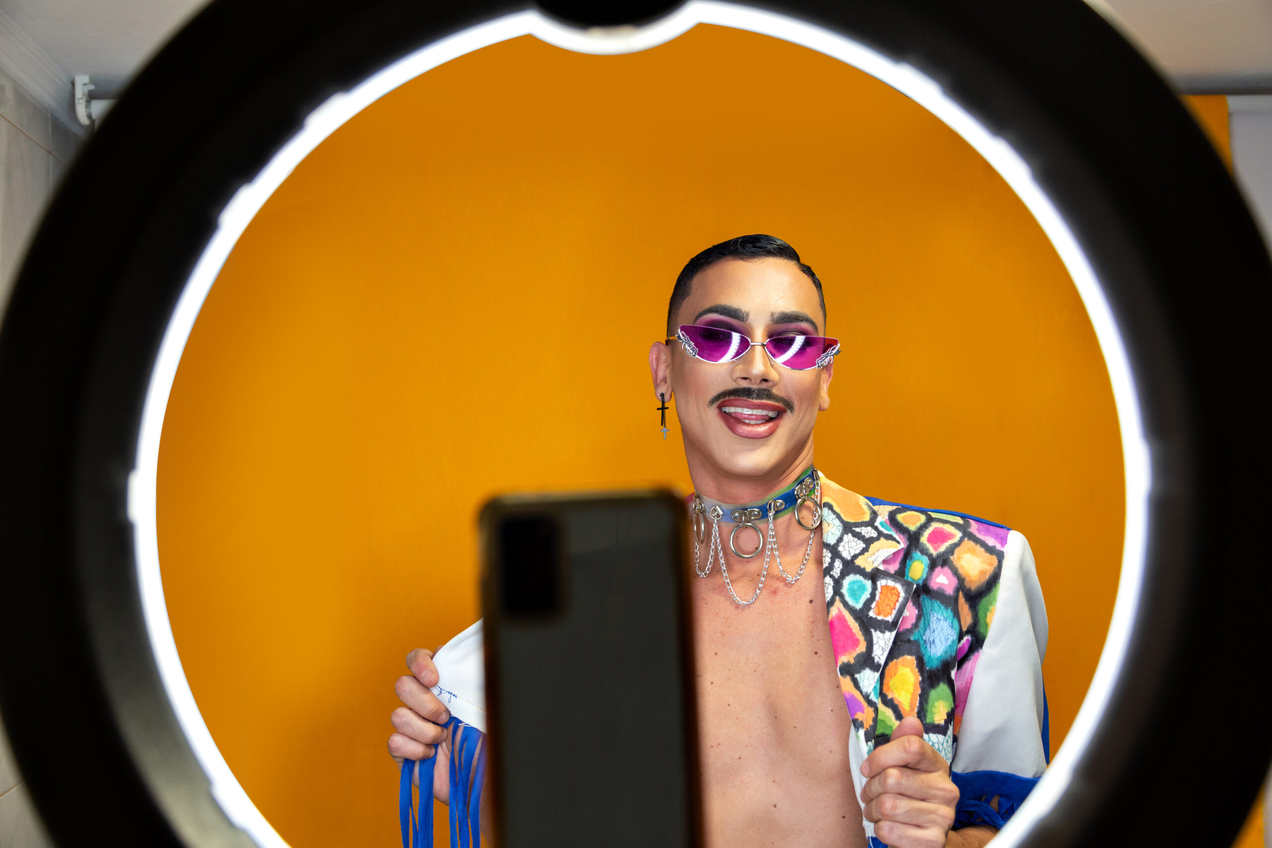 Step-by-Step Guide to Make Income from TikTok Live and Boost Your Earnings - vlogger with ringlight