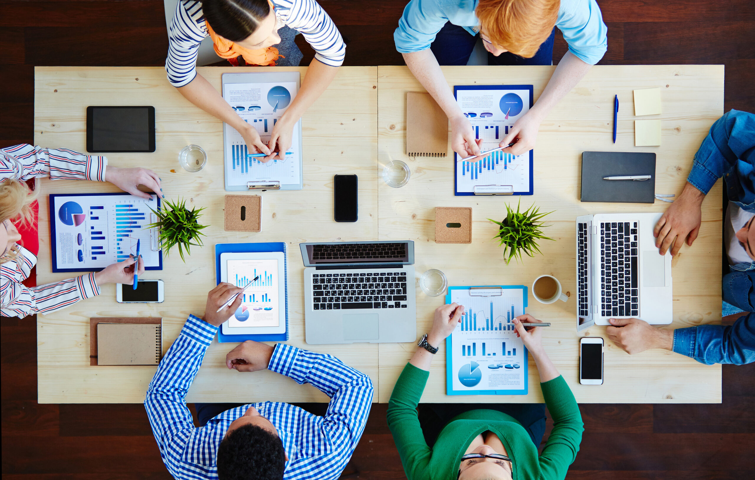 Leads Generation Services in the UK - Choosing the Right Agency - business people meeting