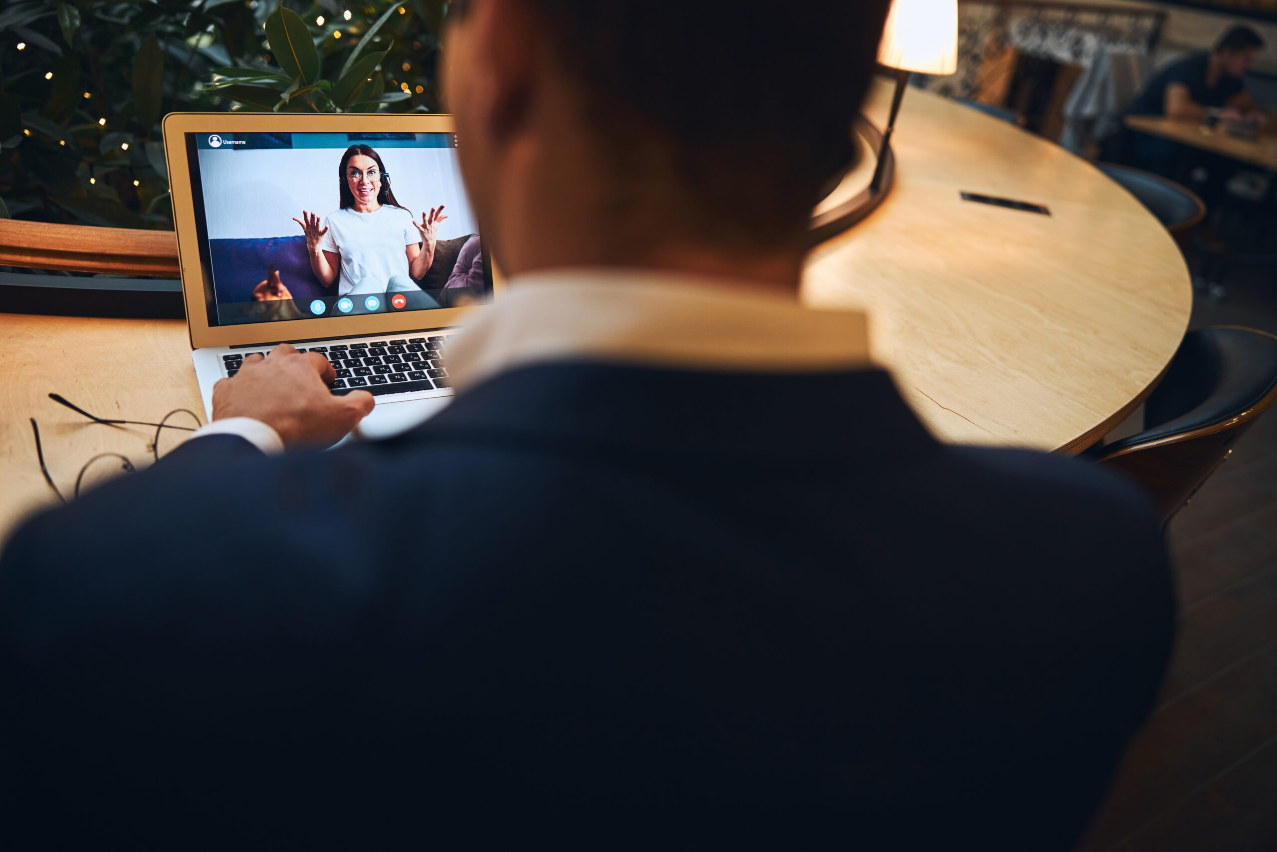 LinkedIn Premium - 2 coworkers chatting