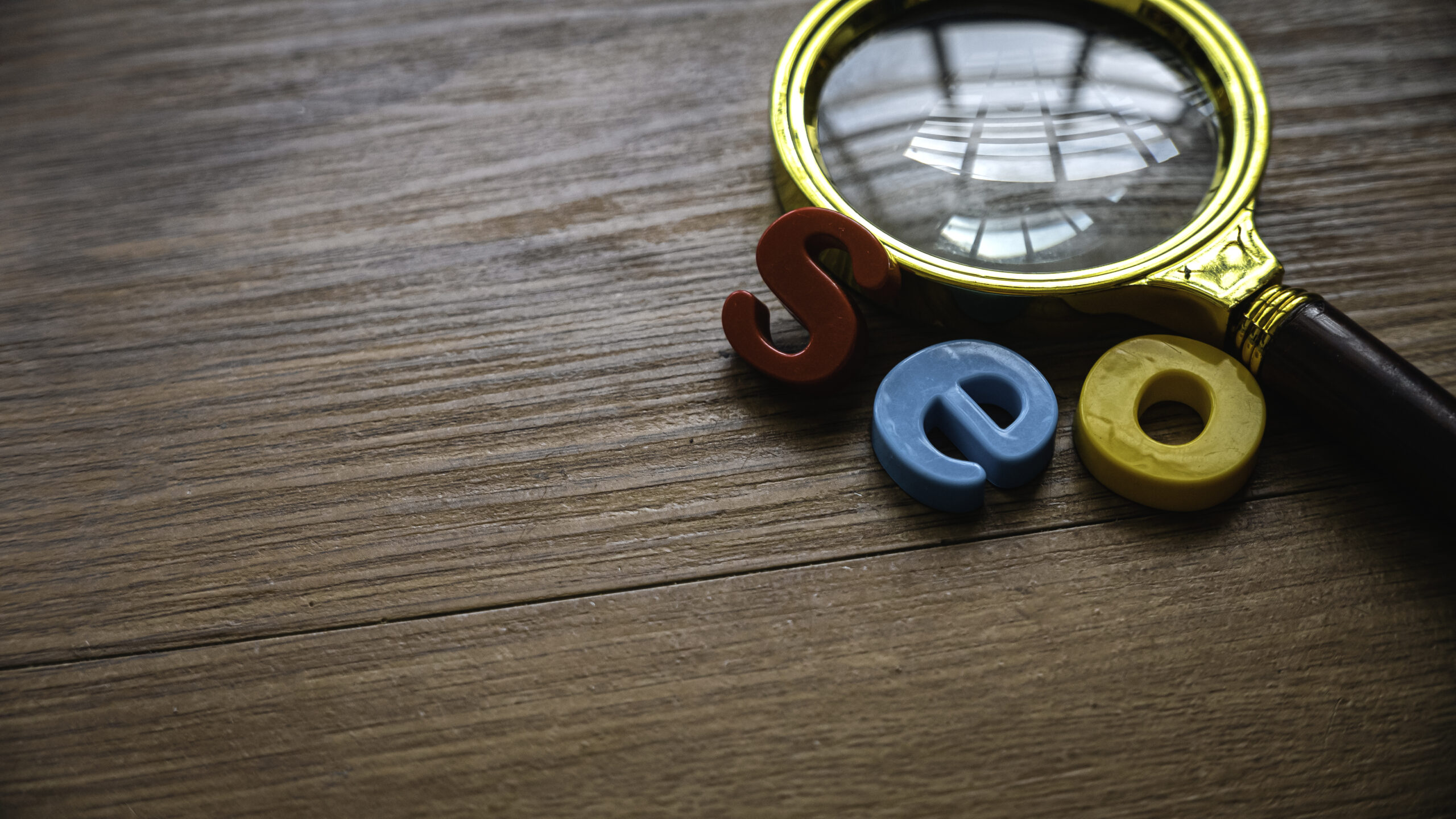 SEO Tool Chrome - magnifying glass with SEO