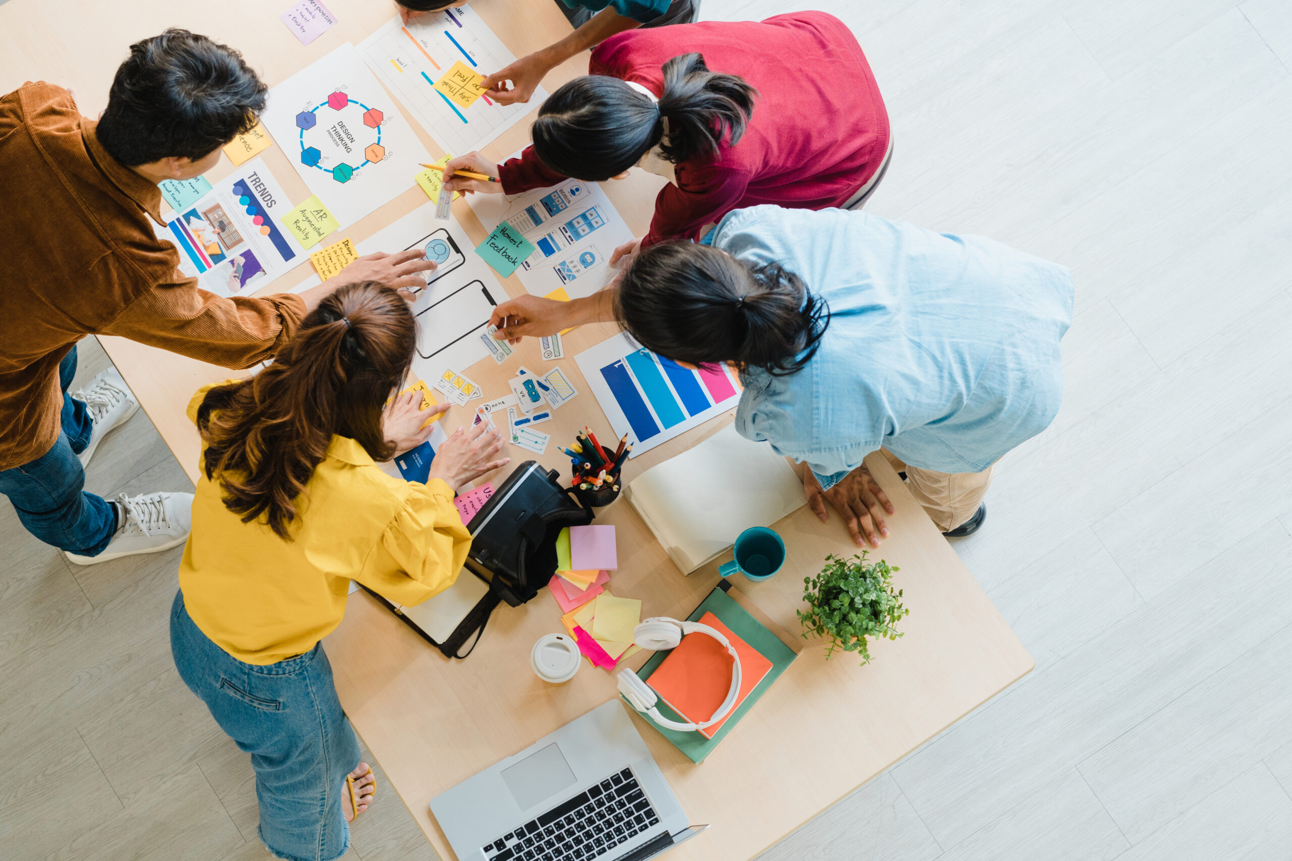 UK Inbound Marketing Agency Guide - group of young people marketeers
